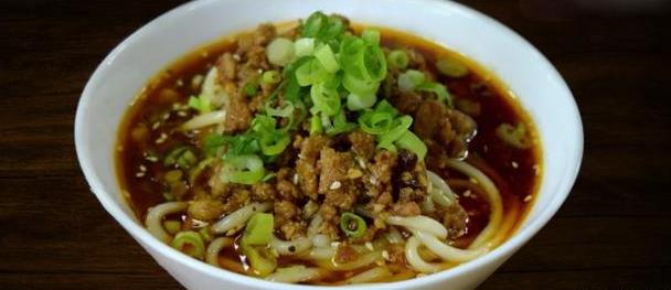 成都美食小吃擔擔面，鹵汁酥香，咸鮮微辣